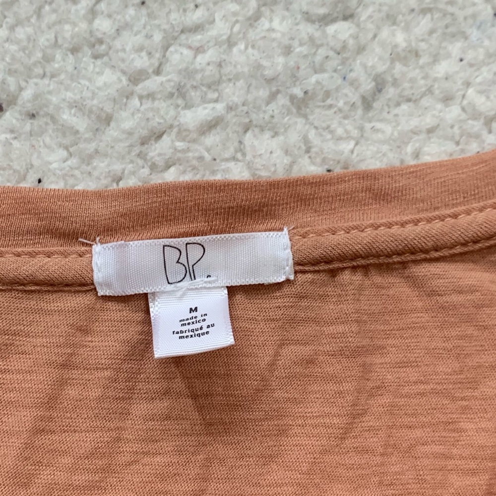 Nwot bp twist front tee tan cork H medium - Picture 3 of 5